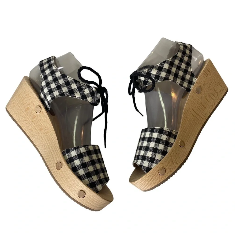 Sedette Canvas Wedge Sandals. Size 8